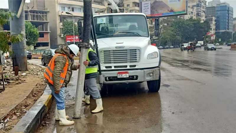 غرفة عمليات القابضة للمياه تتابع التعامل مع الأمطار فى المحافظات