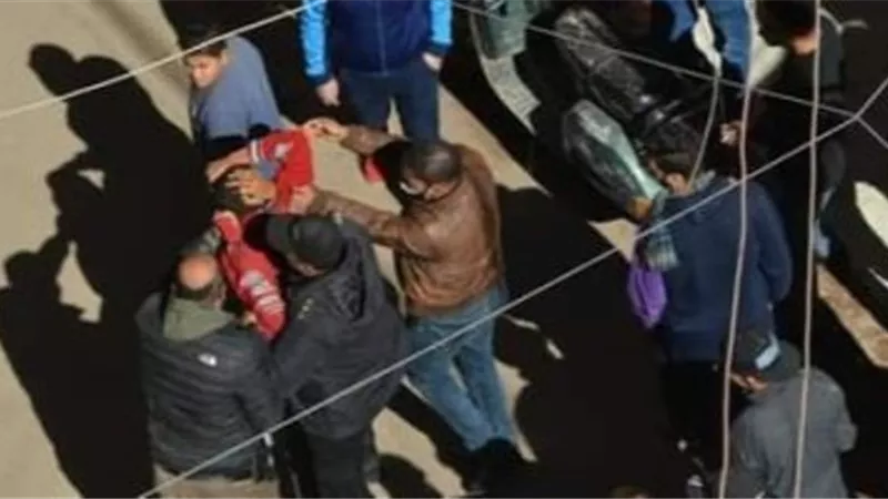 حطموا كرسي على رأسه.. لص يندم على اقتحامه متجر مثلجات