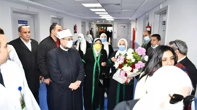 وزير الأوقاف يزور سيدة الشهامة المصرية