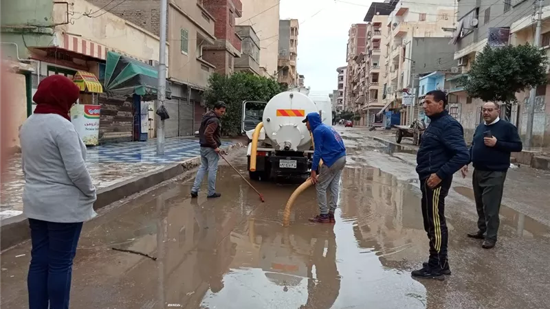 محافظ دمياط تتابع أعمال كسح تجمعات مياه الأمطار بالشوارع
