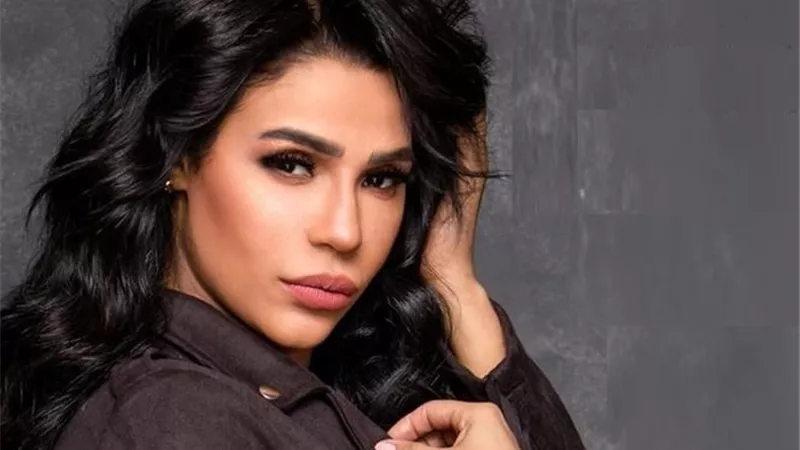 أمينة باكية: 