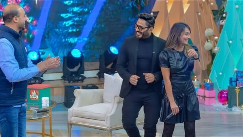 تامر حسنى يستعين بفتاه لتقديم فقرة اخراج له على الهواء