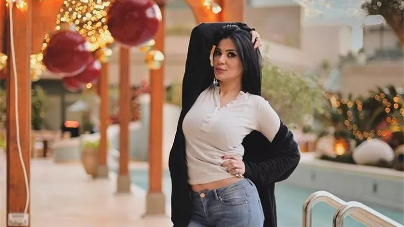 بالكاچوال.. إطلالة مبهجة لـ منى ممدوح فى جلسة تصوير 2022