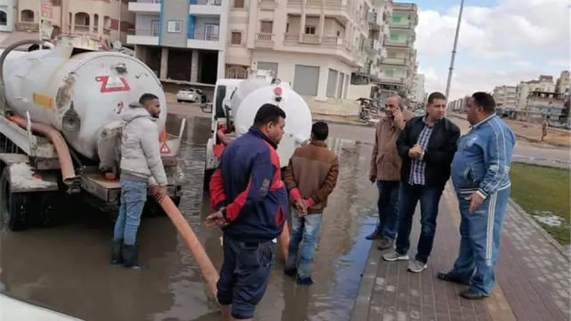 بالوعات صرف المياه واجهت أزمة الأمطار فى السويس.. بالصور