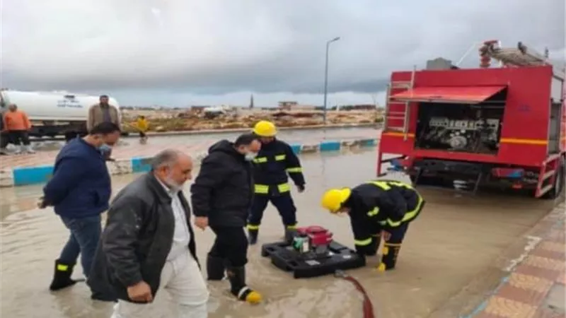 نشر الأوناش وسيارات الإغاثة.. الشرطة تواصل جهودها لإزالة مياه الأمطار من الشوارع
