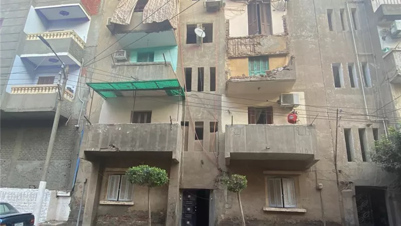 صور .. انهيار بلكونتين فى المنصورة واصابة مواطن