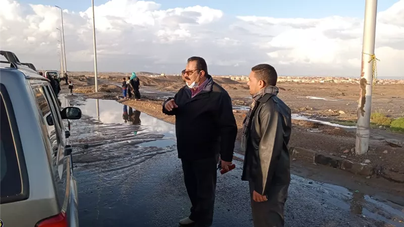 رئيس مدينة سفاجا يقود حملة لإزالة آثار الأمطار وترميم الطرق من نحر المياه