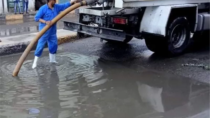 مياه البحر الأحمر تسحب تجمعات الأمطار بمدن الغردقه وسفاجا وتواصل اعلان حالة الطوارئ