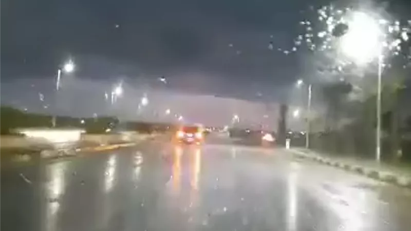 ٤ اجراءات يجب اتخاذها اثناء الأمطار والعواصف الرعدية ..انفوجراف