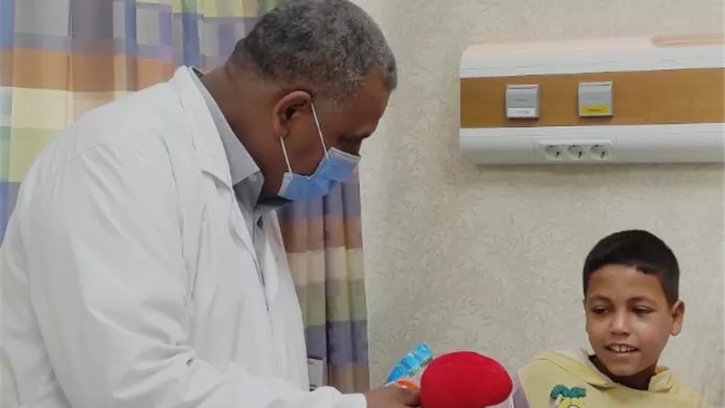 مستشفى الكرنك بالأقصر تحتفل بالعام الجديد بتوزيع البالونات والهدايا على الأطفال