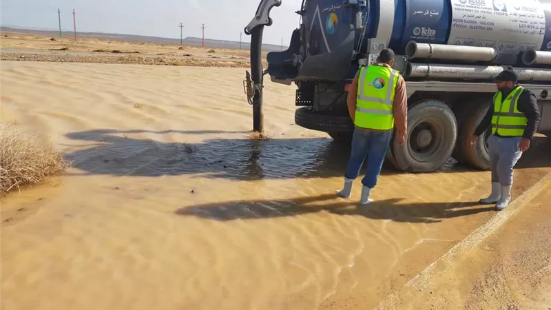 القابضة للمياه :الدفع بسيارات ومعدات من القاهرة والجيزة لسحب مياه الأمطار برأس غارب