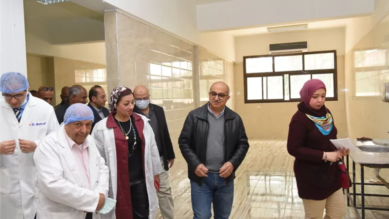 رئيس جامعة أسيوط يتفقد التشغيل التجريبى لأول مصنع لمنتجات اللحوم