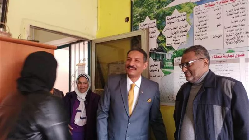 سلومه يستمع لشكاوى المواطنين ويتفقد ديوان مديرية تعليم الجيزة.. بالصور