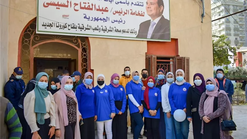 وكيل وزارة الصحة يتفقد تطعيم المواطنين بالجرعة الثالثة التنشيطية من لقاح كورونا بمركز ههيا