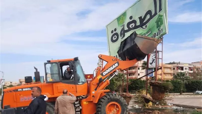مندور: جهاز بدر يشن الحرب على الإعلانات المخالفة فى المدينة.. بالصور والأرقام