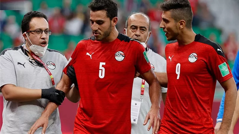 جالطة سراي يراقب حمدي فتحي في أمم إفريقيا