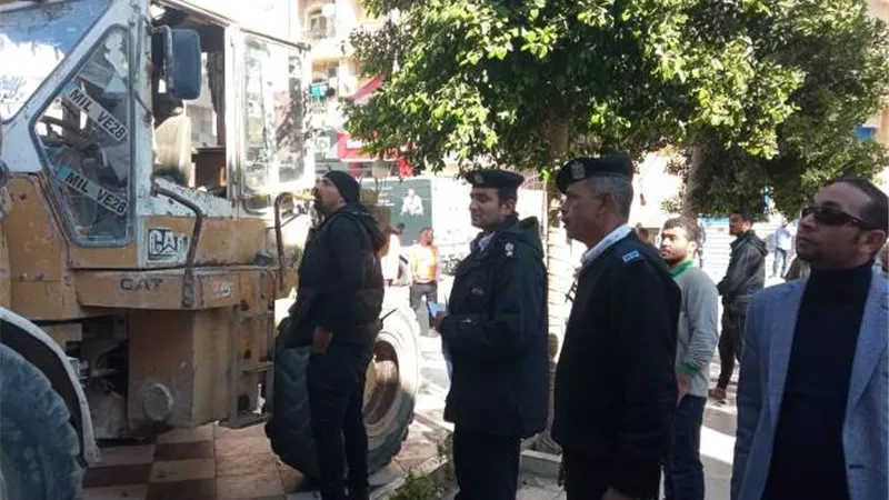 جهاز 6 أكتوبر يشن حملات لمواجهة المخالفات بالتعاون مع شرطة التعمير.. بالصور