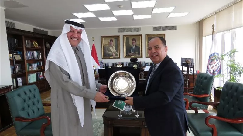 وزير المالية : حريصون على توفير بيئة محفزة وجاذبة للاستثمارات المحلية والأجنبية