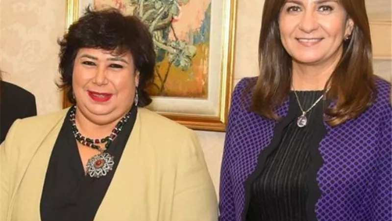 السفيرة نبيلة مكرم تشيد بجهود مدرسة 