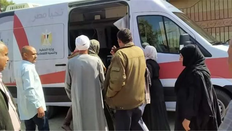 سيارة الخدمات التكنولوجية تجوب قرى مركز الزينية شمال الأقصر لتقديم الخدمات