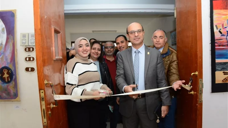 نائب رئيس جامعة أسيوط يفتتح معرضاً فنيا بكلية الفنون الجميلة بعنوان 