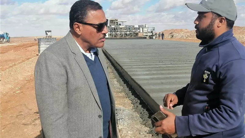 محافظ مطروح يتفقد أعمال الطريق الخرساني بسيوة..صور