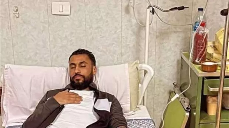 لاعبو الاتحاد السكندرى يزورون حسام عاشور عقب احتجازه فى المستشفى