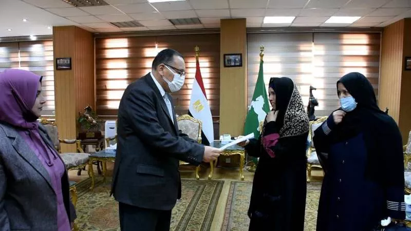 محافظ الشرقية يُسلم وحدة سكنية لإحدى السيدات الأولى بالرعاية بمركز الحسينية