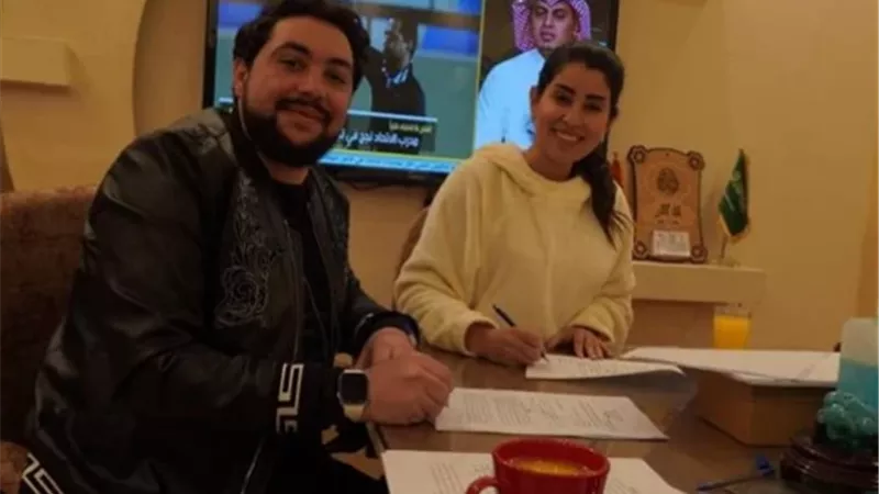 ايتن عامر بطلة عرض مسرحى فى 