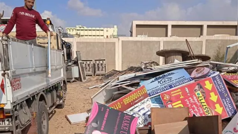 جهاز بدر يزيل الإعلانات المخالفة للحفاظ على المظهر الحضارى للمدينة .. بالصور