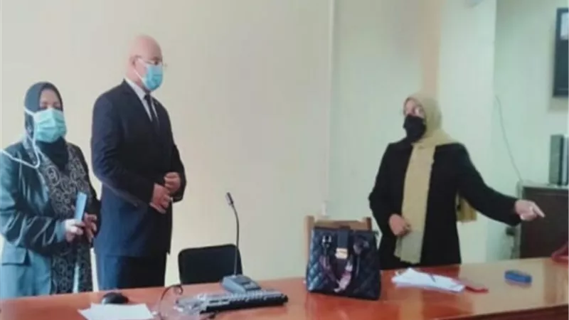 رئيس جامعة بنها يفاجئ لجان الإمتحانات ويلتقى الطلاب بكلية التمريض