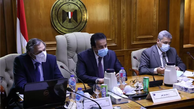 وزير التعليم العالي يوجه بضرورة عمل منصة موحدة لإمكانات المراكز والمعاهد البحثية