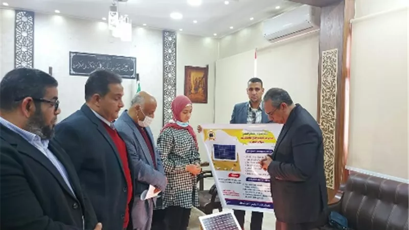 وكيل التعليم بالقليوبية يكرم الطالبة 