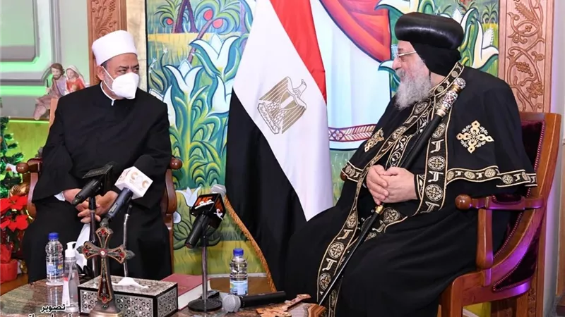 بالصور.. وفد المؤسسة الدينية بقيادة الإمام الأكبر.. يهنئ البابا بالعيد