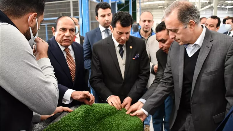 وزير الرياضة يتفقد مصنع النجيل الصناعي ..ويطلع علي خطة عمل مجلس الإدارة لعام ٢٠٢٢