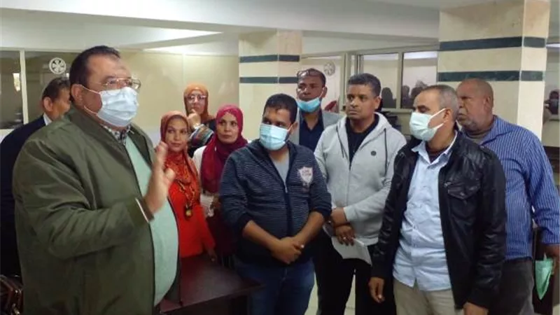رئيس مدينة سفاجا يتفقد مركز خدمة المواطنين ويوجه بتنظيم سير العمل.. بالصور
