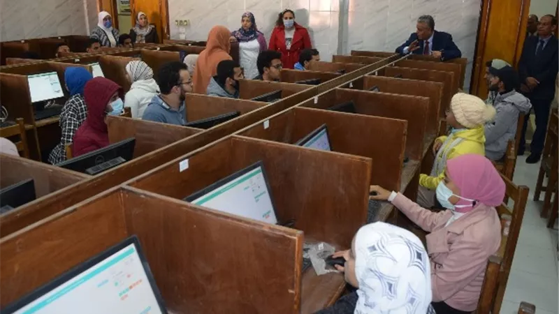 رئيس جامعة جنوب الوادى يتفقد الاختبارات الإلكترونية فى كلية الطب.. بالصور