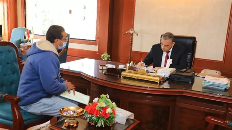 محافظ سوهاج ونائبه يبحثان مطالب عددا من المواطنين وحل الشكاوى..صور