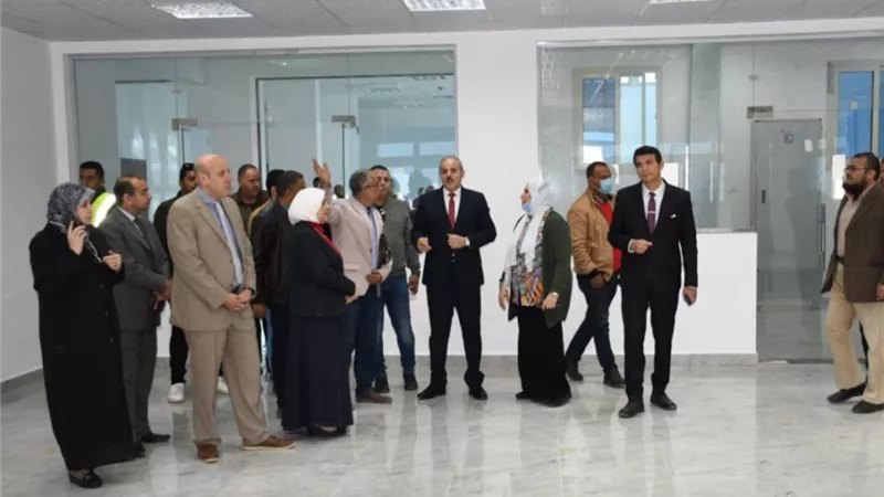 رئيس جامعة القناة: سرعة الإنتهاء من التجهيزات النهائية لمعامل الإختبارات الإلكترونية بالكلية