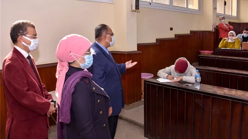 نائب رئيس جامعة عين شمس يتفقد لجان الامتحانات بكلية التربية