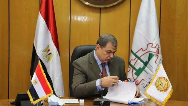 سعفان يتابع أسباب سقوط سقف علي 7 عمال بشركة للغزل والنسيج بالمحلة.. صور