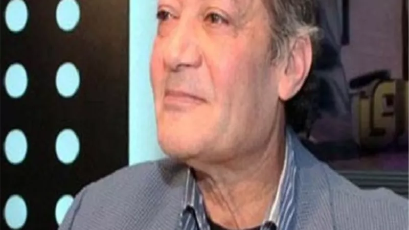كان يحبني ويسأل وينفذ.. مبروك عطية ينهار بعد رحيل أحمد الحجار.. فيديو