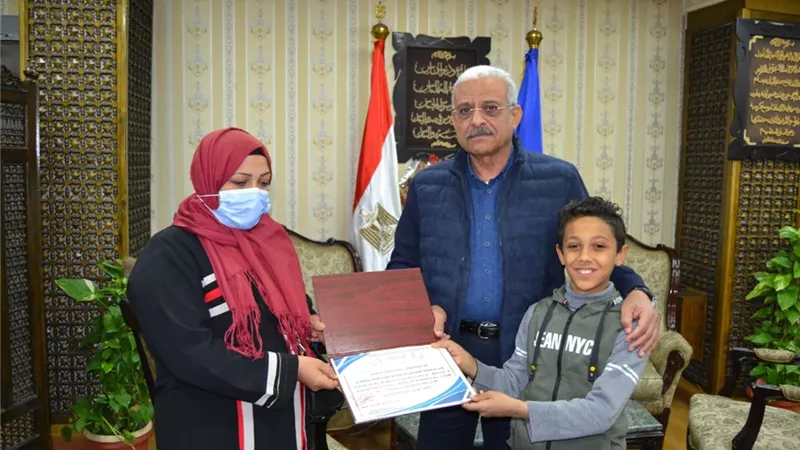 محافظ السويس يستقبل الطفل فارس وأسرته
