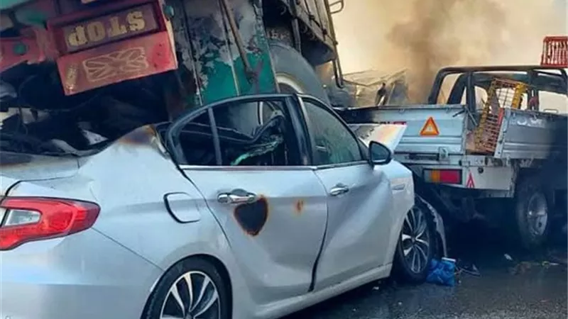 مصرع شخص وإصابة 8 اخرين جراء تصادم 11 سيارة بالطريق الأوسطي