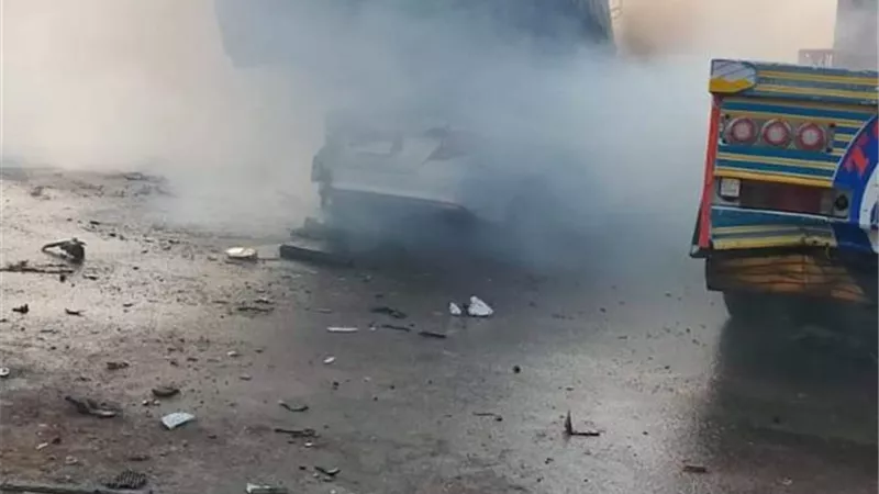 ١٢ سيارة إطفاء للسيطرة على احتراق ١١ سيارة في حادث الدائري الأوسطي..صور