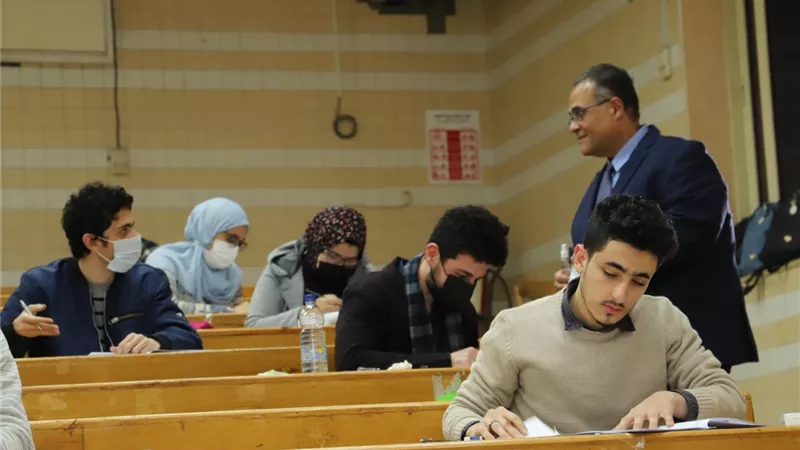 3000 طالب يؤدون امتحانات الترم الأول بصيدلة عين شمس..صور