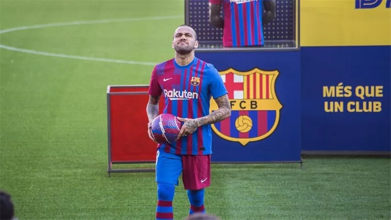 برشلونة يعلن رسميا قيد داني ألفيس في رابطة الدوري الإسباني
