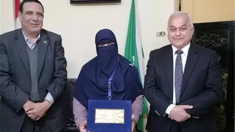 تكريم معلمة حاصلة على الدكتوراه بدكرنس بالدقهلية