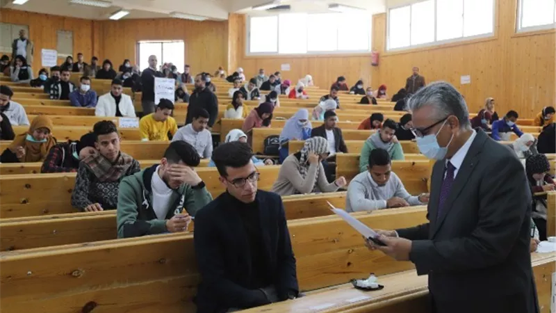 رئيس جامعة جنوب الوادى يتفقد لجان امتحانات كلية الحقوق