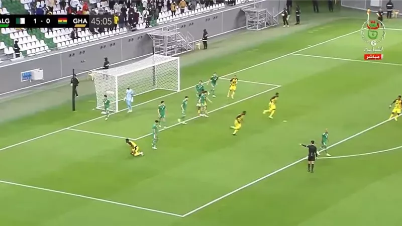 الشوط الأول .. الجزائر ضد غانا